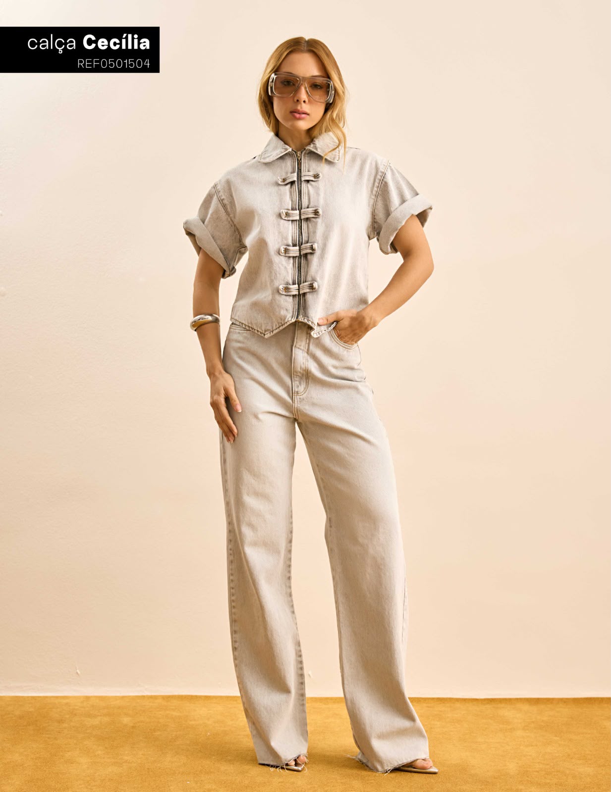 Modelo usando conjunto de calça jeans