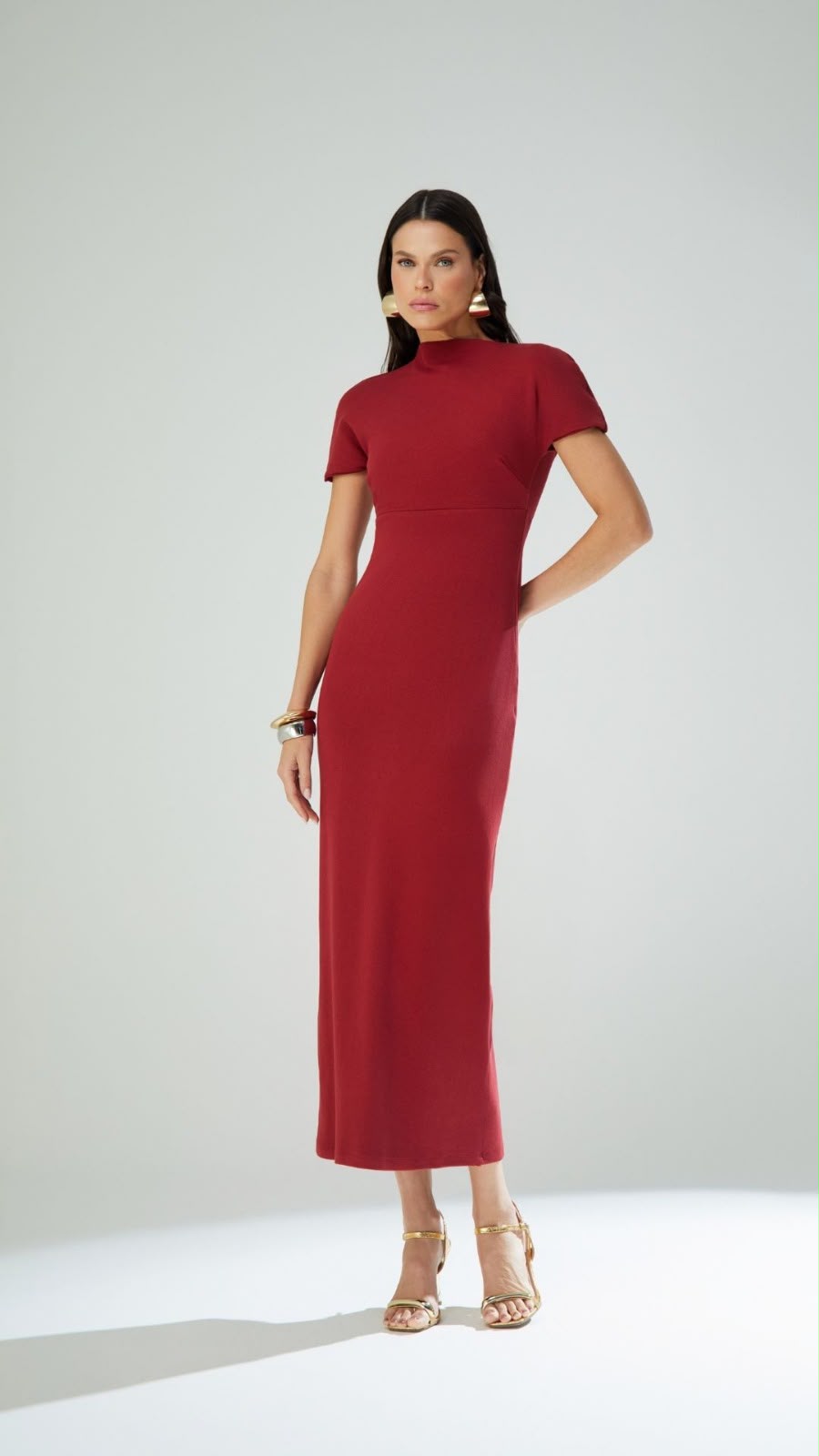 Vestido midi vermelho de manga curta